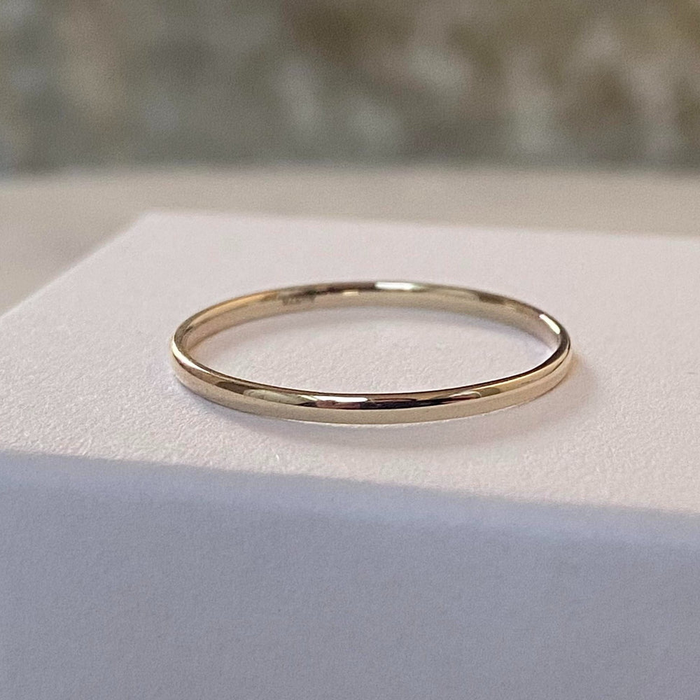 Grace Solid 9K Gold Band